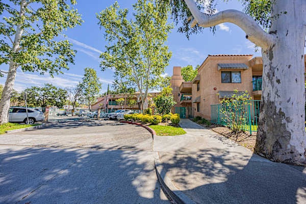 Whispering Oaks Apts property