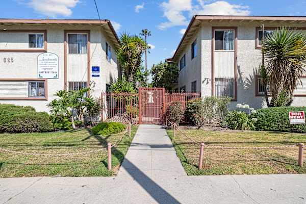 621-625 W. Hyde Park Blvd. property