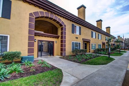 Warwick Square Apartments property