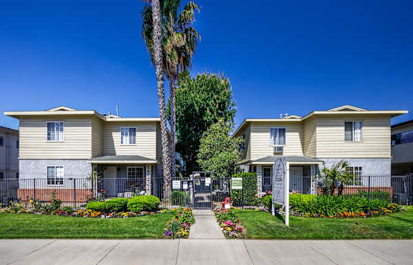 Whitsett Courtyard Apartments property