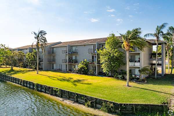 Lakes at Largo Apartments property