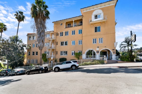 Chateau Alto Nido Apartments property