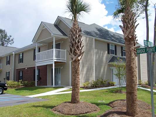 Bridge Pointe Apartments and Townhomes property