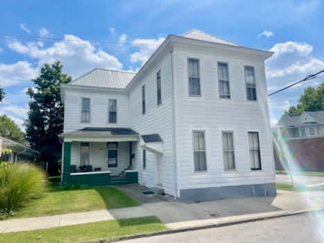 1902 E Oak St property