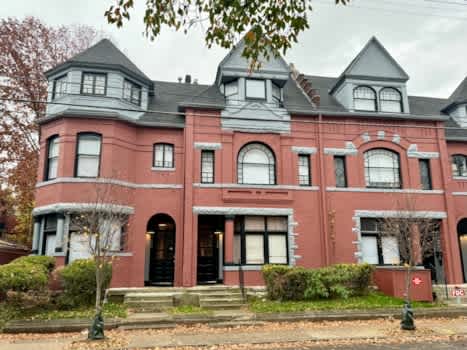 110 W Oak St property