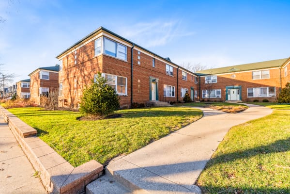 2104-24 W. Farragut Ave. property