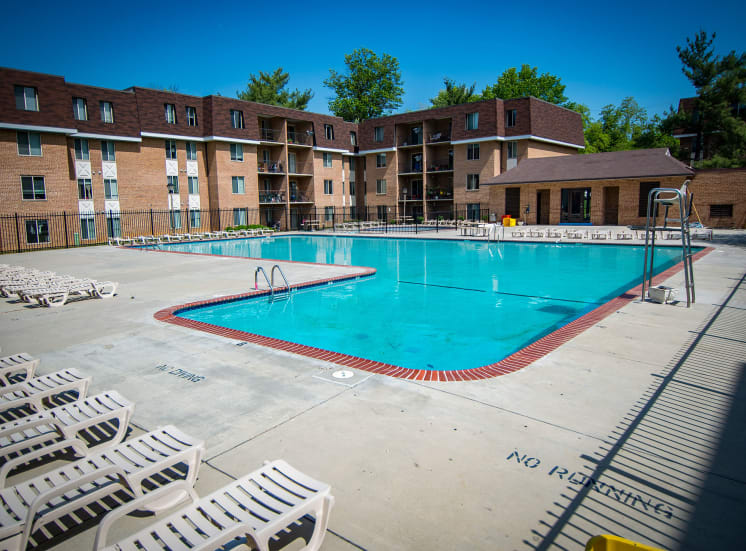 Oakton Park Apartments Pool 01
