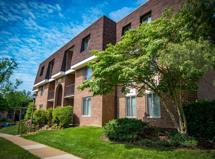 Oakton Park Apartments Building Exterior 02