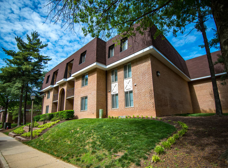 Oakton Park Apartments Building Exterior 14