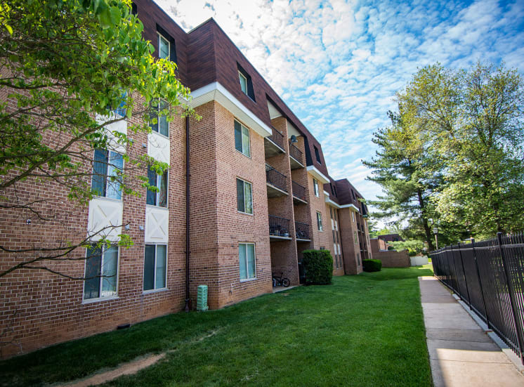 Oakton Park Apartments Building Exterior 37