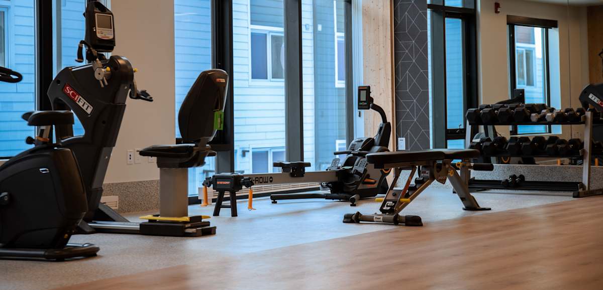 Fitness equipment in the Bergen Gardens wellness area