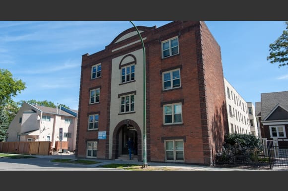 370 Stradbrook Apartment