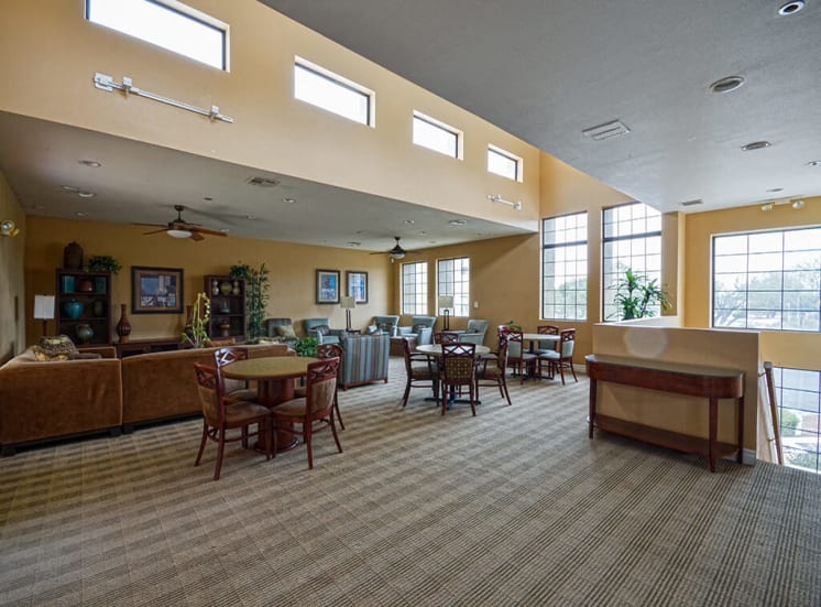 Community meeting tables of Pavilions at Pantano in Tucson, AZ, For Rent. Now leasing 1, 2 and 3 bedroom apartments.