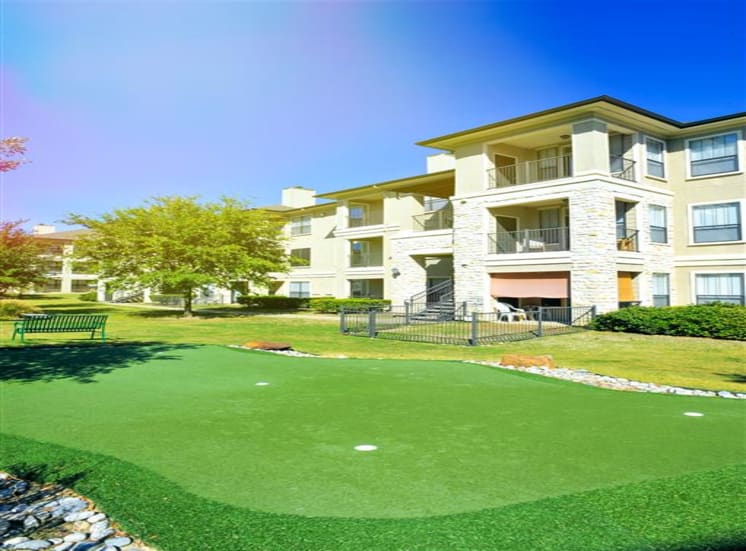 Putting green of Cypress Lake at Stonebriar Apartments in Frisco, TX, For Rent. Now leasing 1, 2 and 3 bedroom apartments.