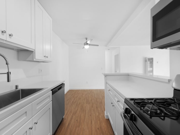the preserve at ballantyne commons apartment kitchen
