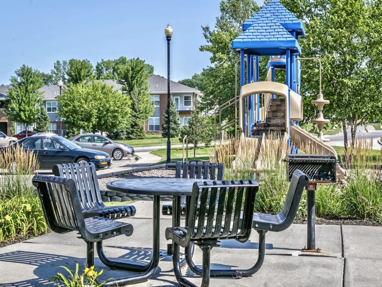 Outdoor Gathering Area by Pool at Landings Apartments, The, Bellevue, NE