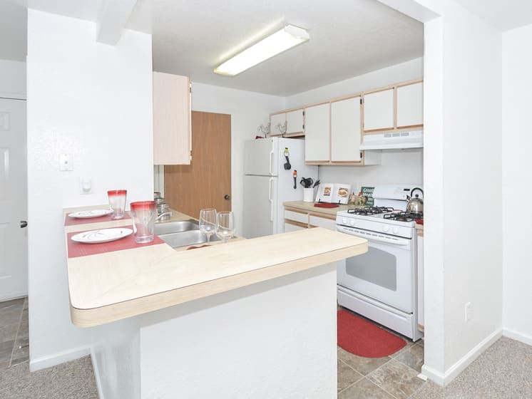Breakfast Bar and Kitchen