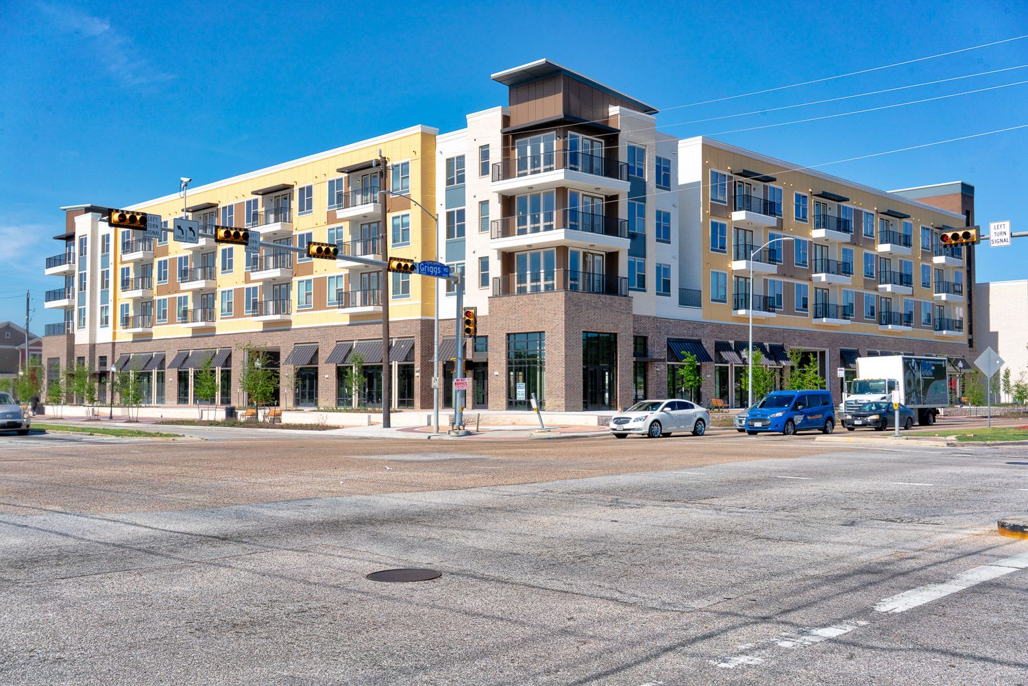 Village At Palm Center Apartment and Community Amenities