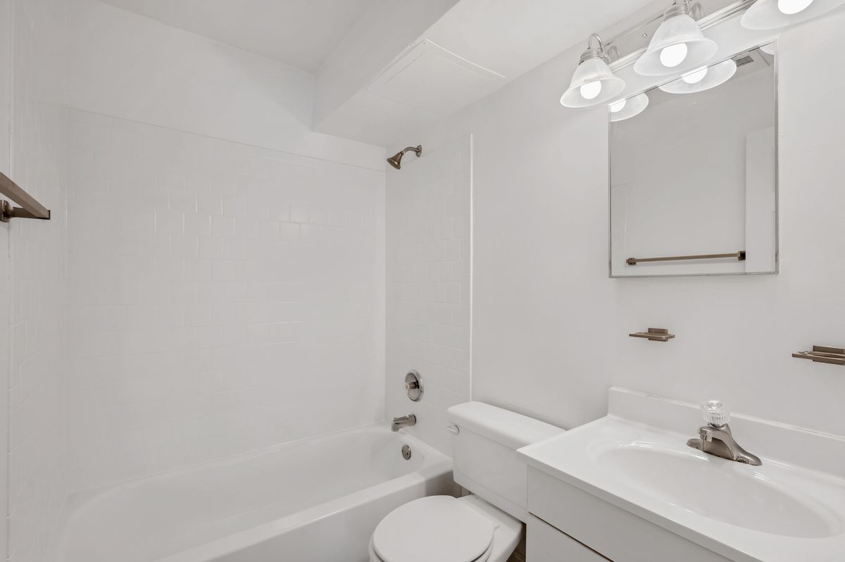 Hillsdale Manor Apartments & Forest Glen Townhomes eBrochure