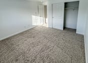 Thumbnail 17 of 34 - A room with carpeted floor and white walls at 2000 Lake Washington Apartments, Washington, 98056