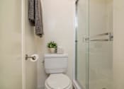 Thumbnail 18 of 19 - Full bathroom