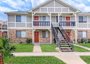 Thumbnail 3 of 26 - Courtyard Green Space at Castlewood Apartments, Clute, 77531