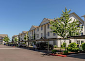 Thumbnail 57 of 72 - A row of houses with a tree in front of them at Riverplace Apartment Homes, Oregon, 97351