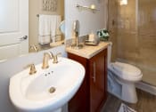 Thumbnail 27 of 36 - bathroom with pedestal sink