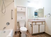 Thumbnail 36 of 40 - DiscoveryView_Photo_Bathroom