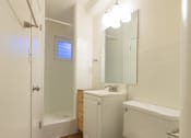 Thumbnail 25 of 37 - Moana Vista Studio Full Bathroom