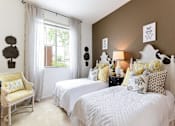 Thumbnail 16 of 22 - bedroom with accent wall