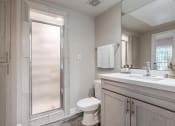 Thumbnail 12 of 20 - Houston Apartments – Gramercy Park – bathroom with walk-in shower, toilet and a sink