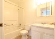 Thumbnail 10 of 24 - Modern apartment Bathroom