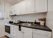 Thumbnail 13 of 59 - Quebec House classic studio kitchen