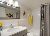 Thumbnail 13 of 40 - Shirlington House Bathroom