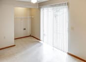Thumbnail 20 of 28 - Dining area