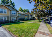 Thumbnail 5 of 31 - Lawn at Commons at Hawthorn Village Apartments, Hillsboro