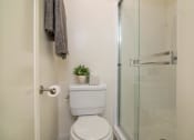 Thumbnail 13 of 19 - Full bathroom