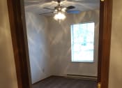 Thumbnail 12 of 21 - Image of large carpeted bedroom