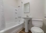 Thumbnail 14 of 14 - Full bathroom