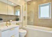 Thumbnail 13 of 29 - the ensuite bathroom of slipway 19, a self catering holiday house to rent in rock