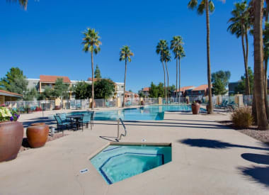 Spa and hot tub at Valencia Park.