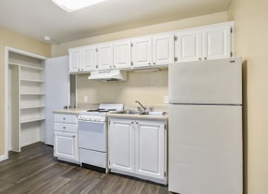 Apartment kitchen at Valencia Park.