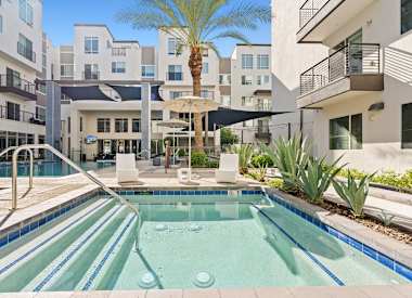 Spa and hot tub at Axis Camelback.