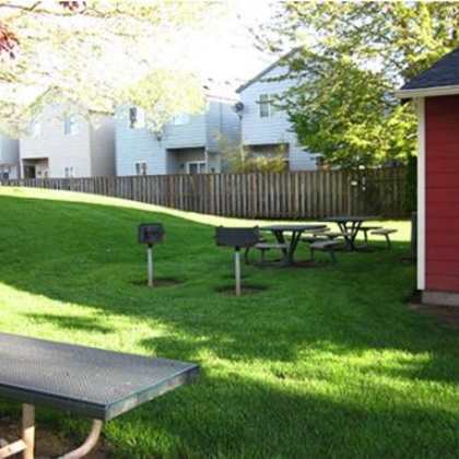 elm park picnic tables