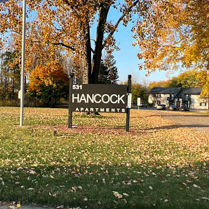 a sign that says 5th hancock apartments