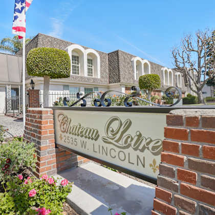 a brick wall with a sign that says chateau lore lincoln.
