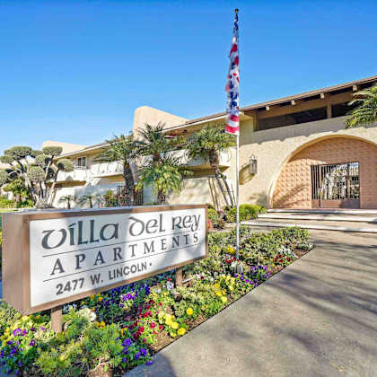 villa del rey apartments is located at 2477 w. lincoln.