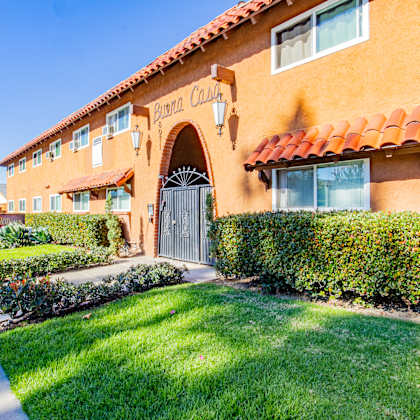 a building with a red tile roof and a sign that says "pomona college" on it.