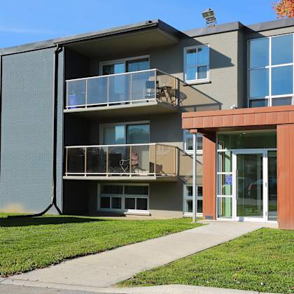 a view of the front of the building